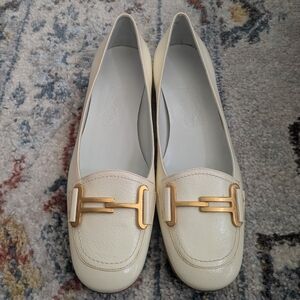 Salvatore Ferragamo Off White Flats With Gold Buckle Detail - 9B